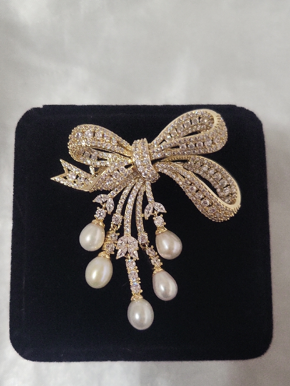 New Genuine Pearl Brooch With Stunning Sparkle
